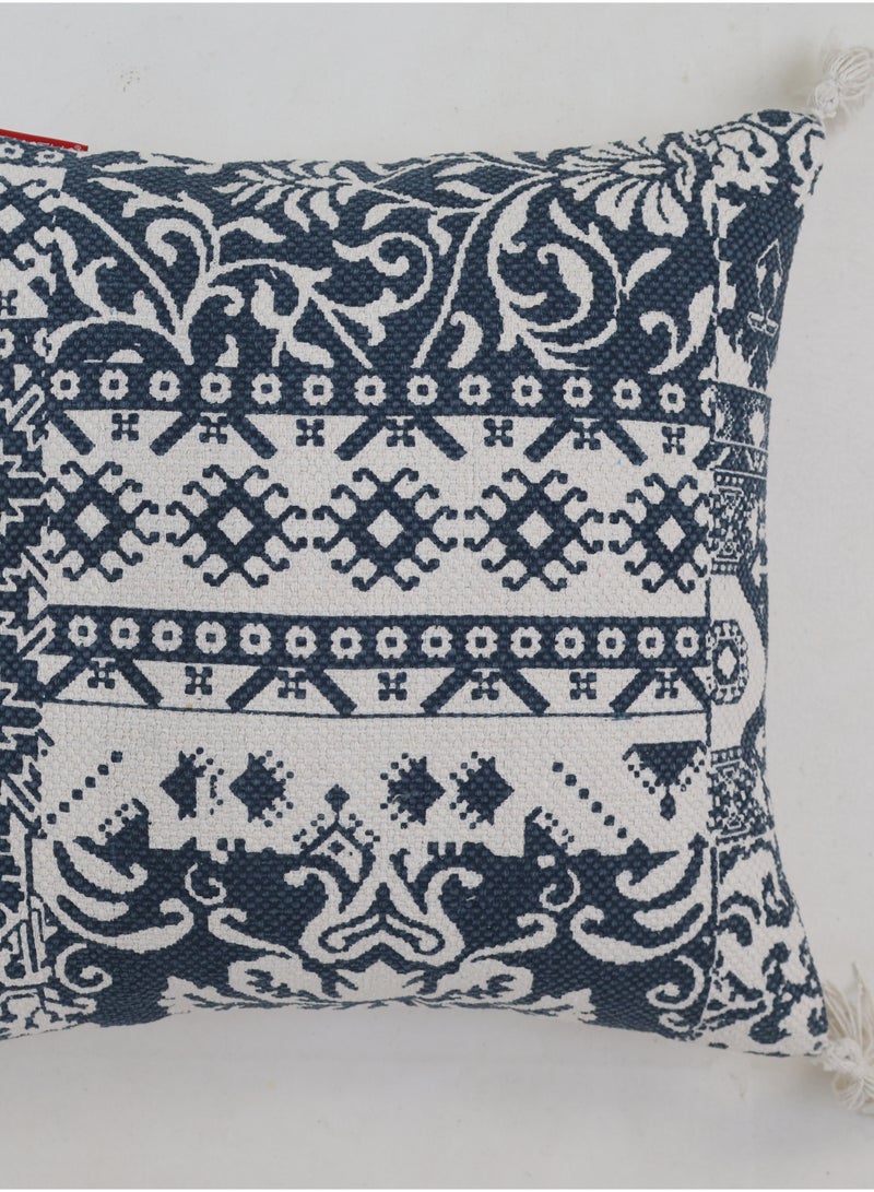 Ramsha وسادة مزخرفة بتصميم أزرق وأبيض مع خيوط للتزيين مع حشوة لغرفة النوم – CS 323 - Image 4