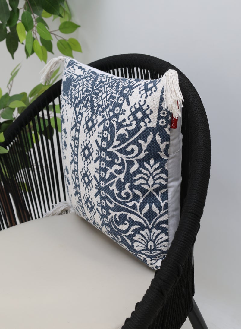 Ramsha وسادة مزخرفة بتصميم أزرق وأبيض مع خيوط للتزيين مع حشوة لغرفة النوم – CS 323 - Image 2