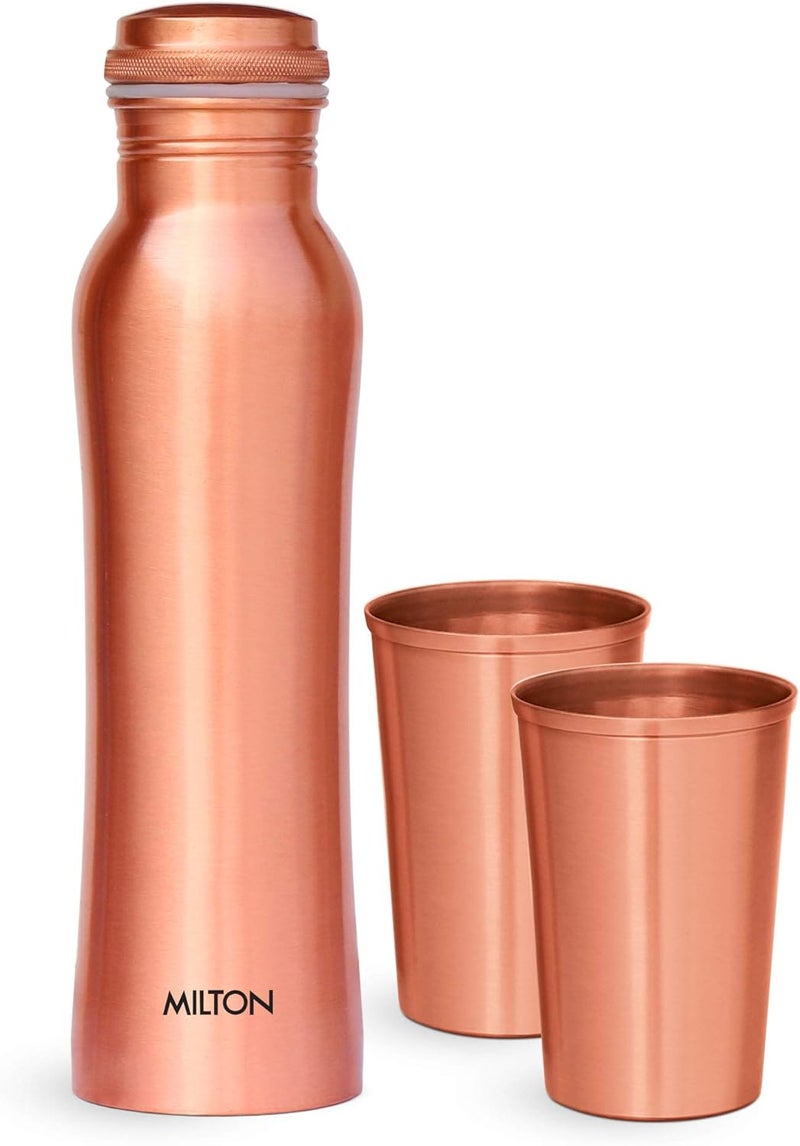 Milton طقم هدايا ميلتون من النحاس مكون من زجاجتين، 950 مل مع كوبين، 100% نحاس نقي، خالي من BPA، مقاوم للتسرب، زجاجة مكتبية، تعزز المناعة، تدعم صحة الجهاز الهضمي والكبد، مستوحاة من الأيورفيدا - Image 1