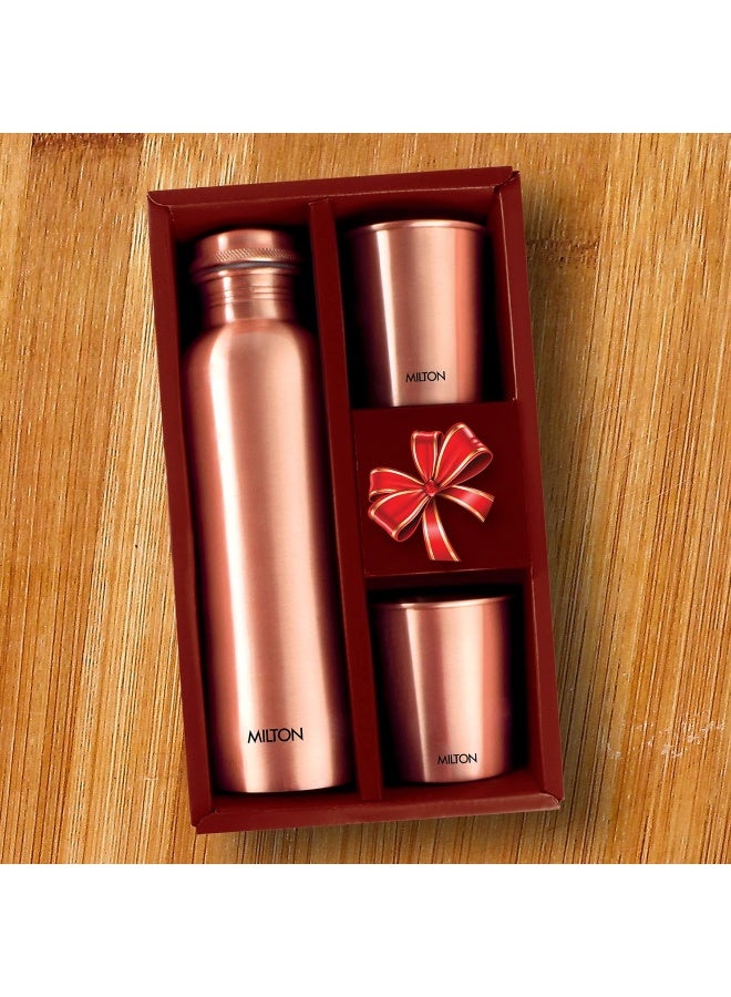 Milton طقم هدايا ميلتون من النحاس مكون من زجاجتين، 950 مل مع كوبين، 100% نحاس نقي، خالي من BPA، مقاوم للتسرب، زجاجة مكتبية، تعزز المناعة، تدعم صحة الجهاز الهضمي والكبد، مستوحاة من الأيورفيدا - Image 4
