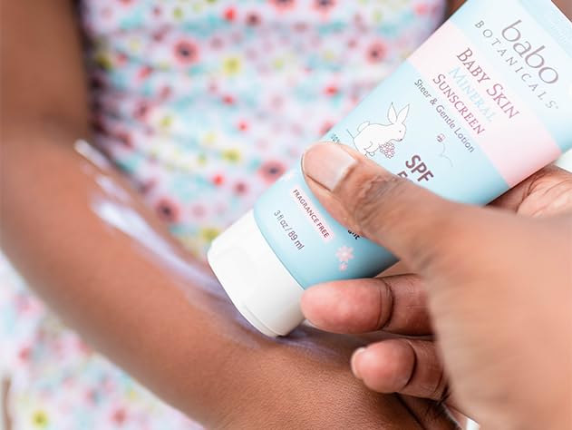 Babo Botanicals لوشن واقي شمس معدني للأطفال من بابل بوتانيكالز SPF50 - أكسيد الزنك الطبيعي - للوجه والجسم - خالي من العطور - مقاوم للماء - معتمد من EWG - نباتي - للبشرة الحساسة جداً - للأطفال والرضع - Image 5