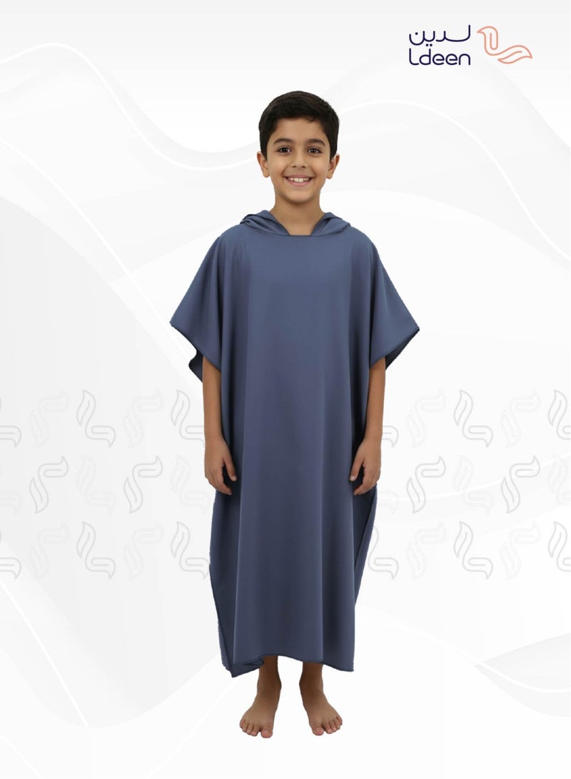 لدين روب مطوّر مصنوع من الألياف الدقيقة (مايكروفايبر) فائق الامتصاص مع ميزة الجفاف السريع بعد الاستخدام بتصميم أنيق وحجم مناسب مغلّف في حقيبة أنيقة ليكون رفيقك في كل وقت. - Image 1