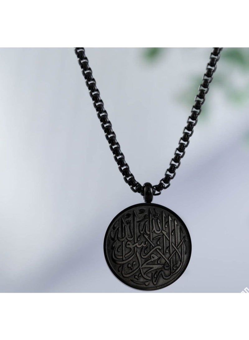 veya A luxurious circular pendant from VEYA made of stainless steel in an elegant black color, decorated with a highly detailed engraved Arabic inscription, and comes inside a luxurious package with a velvet pouch to protect the piece. - Image 4