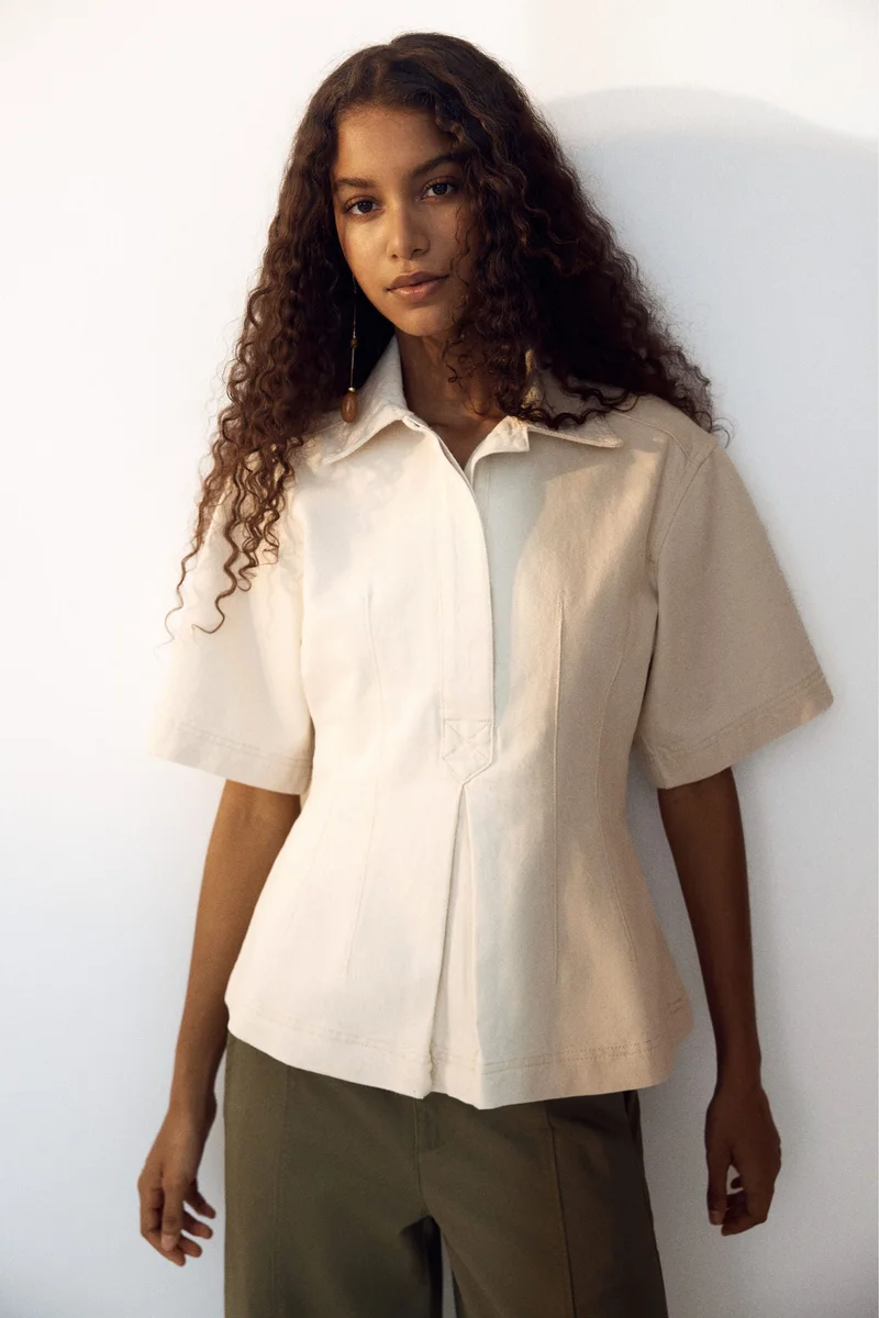 اتش اند ام قميص من الدنيم بخصر محدد