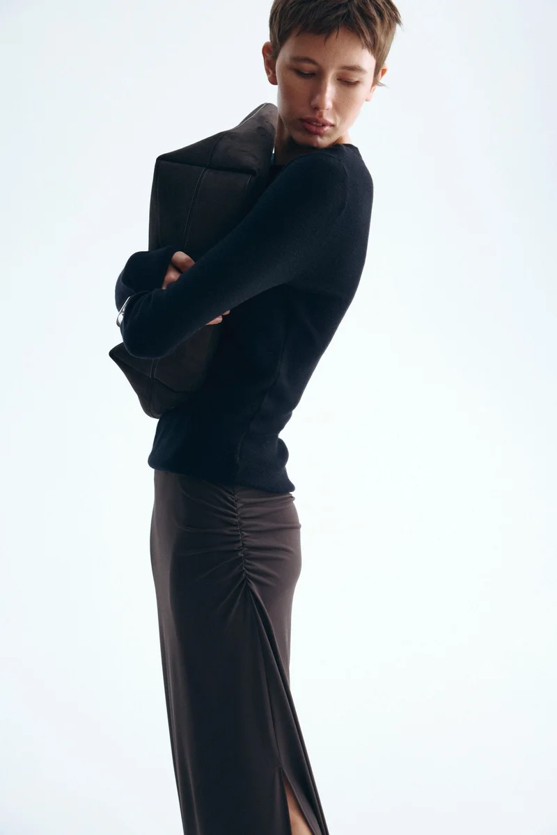 اتش اند ام تنورة ميدي بتصميم منسدل