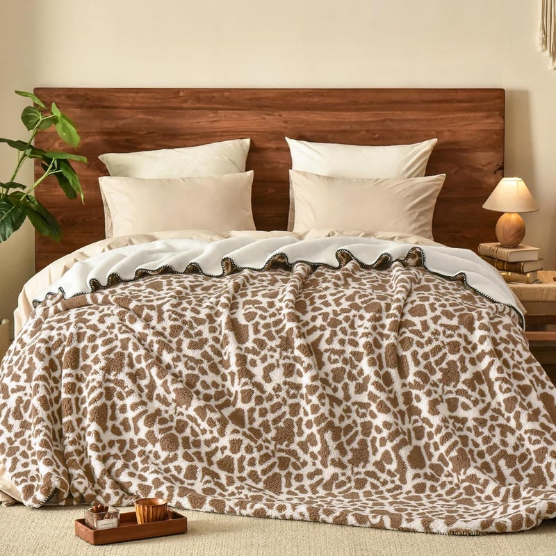 PHF Giraffe Print Sherpa Fleece Blanket Twin Size (152cm x 203 cm) for Teens Kids, Reversible Thick and Warm Blanket for Winter, Ultra Soft Fuzzy Animal Pattern Bedding for Bed Sofa Couch Travel - Image 1
