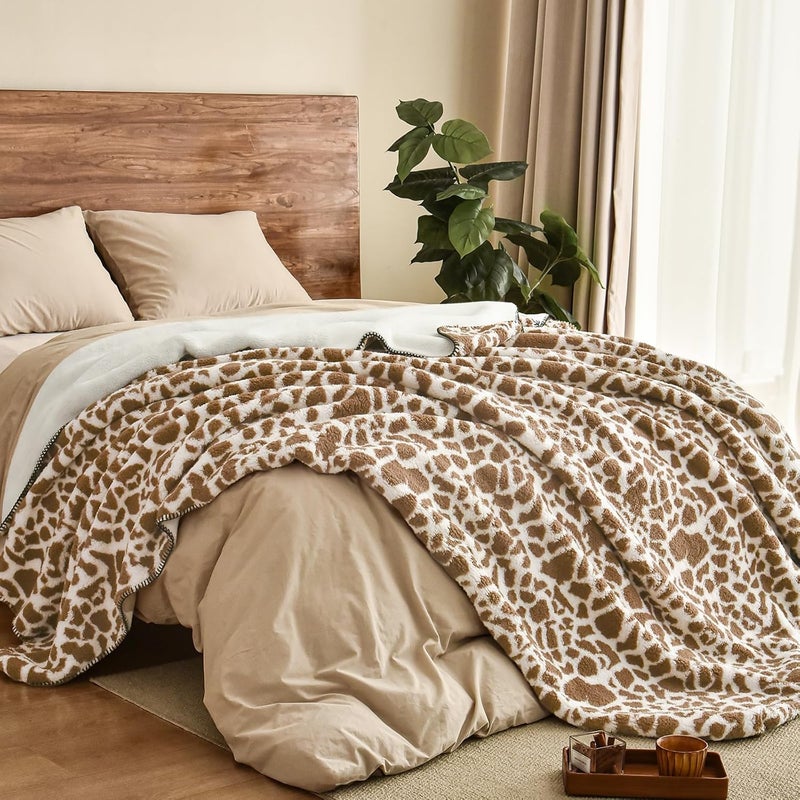 PHF Giraffe Print Sherpa Fleece Blanket Twin Size (152cm x 203 cm) for Teens Kids, Reversible Thick and Warm Blanket for Winter, Ultra Soft Fuzzy Animal Pattern Bedding for Bed Sofa Couch Travel - Image 2