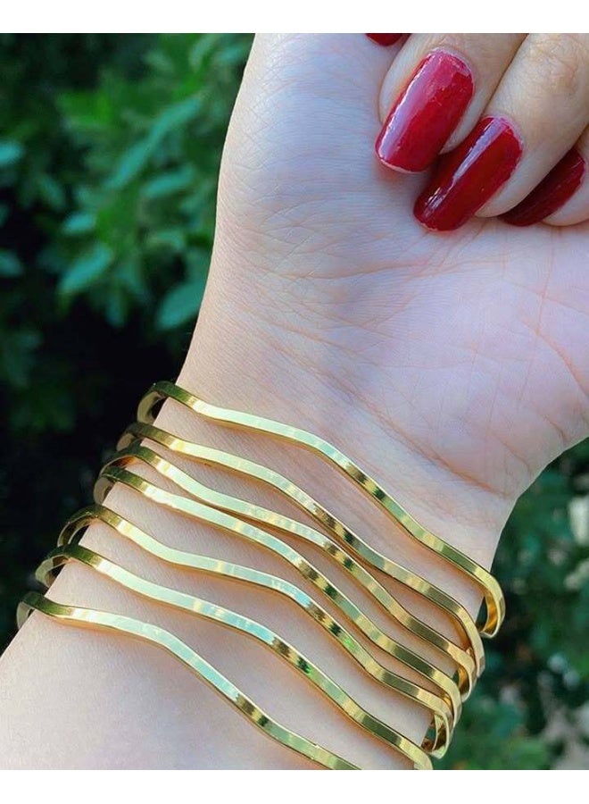 جوليا ستور مجموعة أساور متعرجة من الفولاذ المقاوم للصدأ مطلية بالذهب عيار 18 قيراطًا، أنيقة وعصرية وبسيطة لامعة، مجموعة أساور للنساء والفتيات، مجموعة من 6 قطع - Image 4