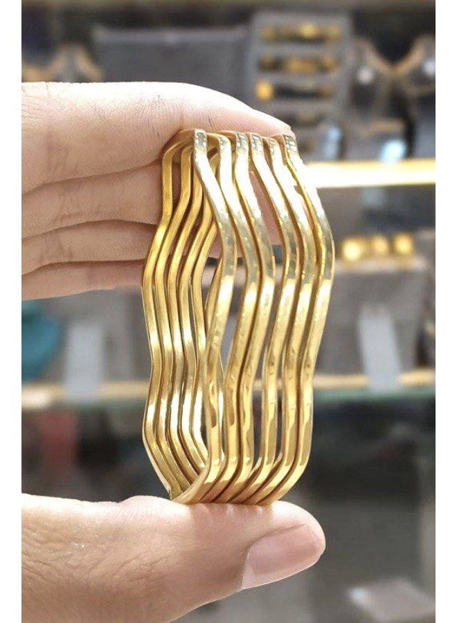 جوليا ستور مجموعة أساور متعرجة من الفولاذ المقاوم للصدأ مطلية بالذهب عيار 18 قيراطًا، أنيقة وعصرية وبسيطة لامعة، مجموعة أساور للنساء والفتيات، مجموعة من 6 قطع - Image 5