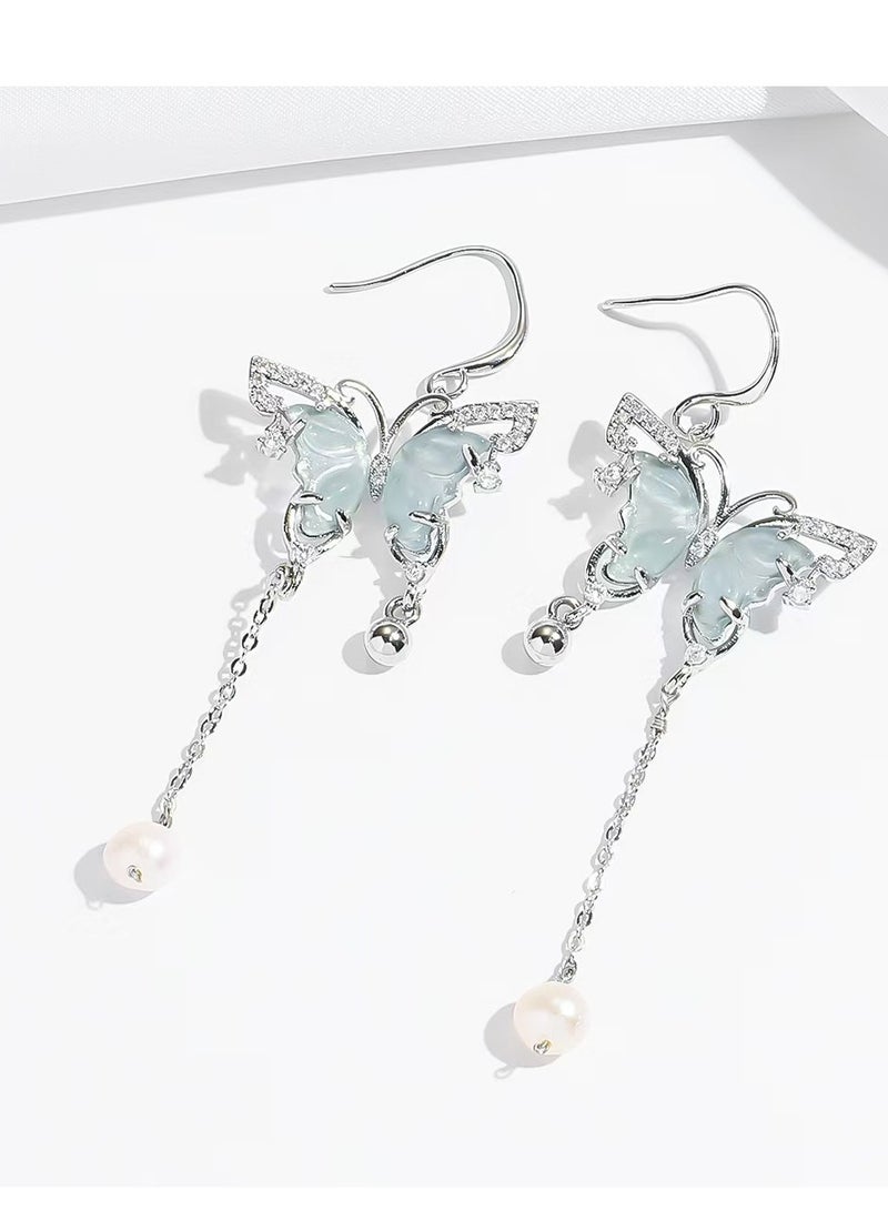 Butterfly pearl earrings are an earring style that combines pearls with butterfly elements. They have unique charm and style. Freshwater pearls are used. Freshwater pearls are cost-effective and can present a warm luster. - Image 1