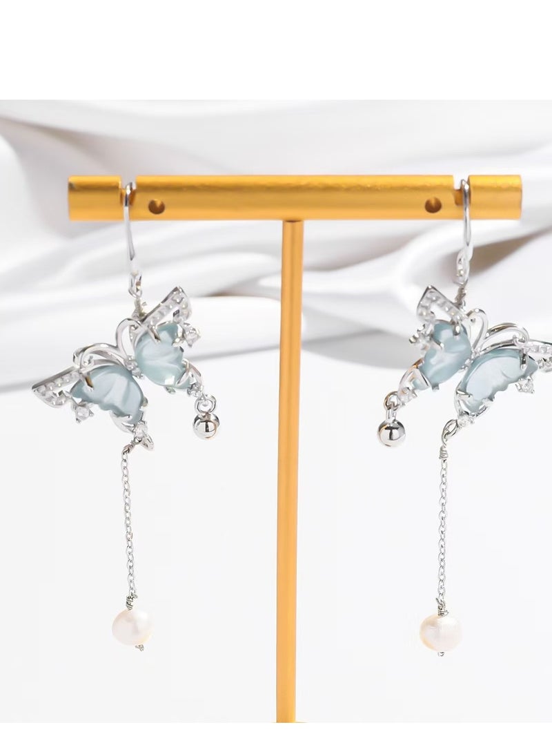 Butterfly pearl earrings are an earring style that combines pearls with butterfly elements. They have unique charm and style. Freshwater pearls are used. Freshwater pearls are cost-effective and can present a warm luster. - Image 2