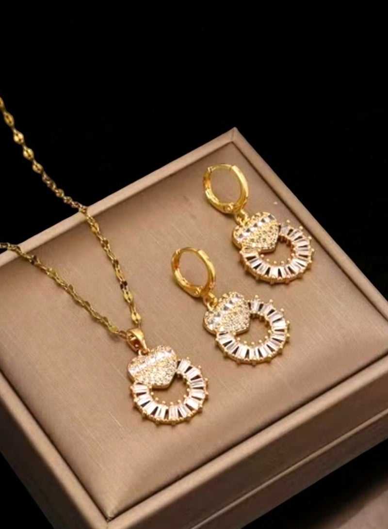 نيو ستايل طقم اكسسوارات نسائي سلسال وحلق اذن من الاستانلس ستيل مطلي باللون الذهبي - Image 2