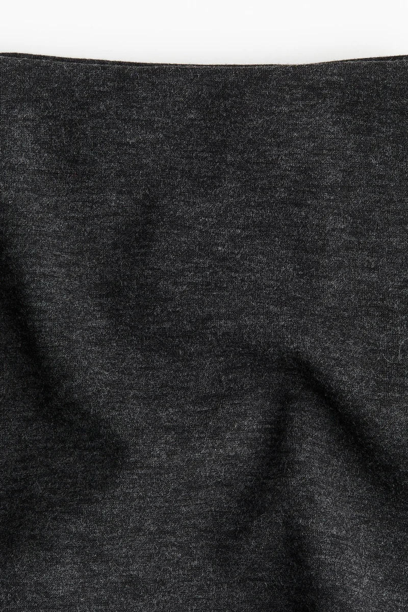 اتش اند ام تنورة جيرسي على شكل حرف