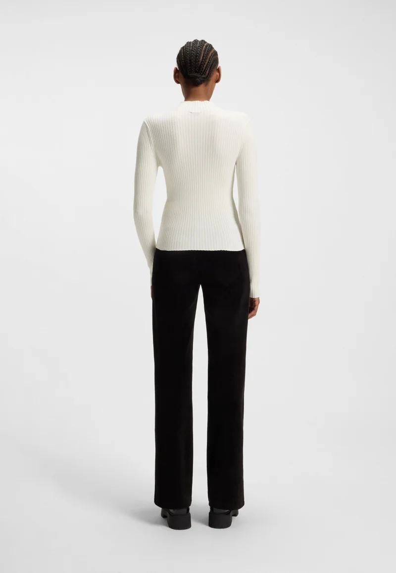 هوجو كنزة بياقة عالية وشعار  مطرز