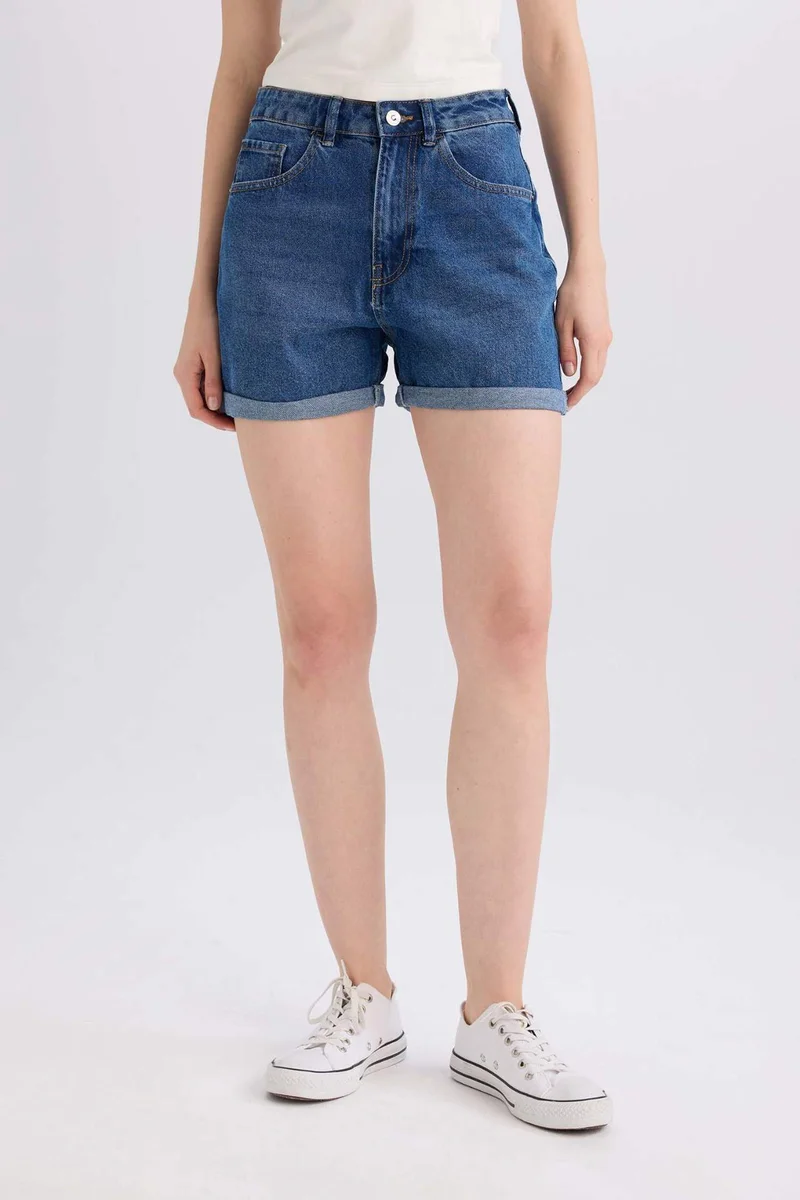 ديفاكتو Mom Fit High Waist Denim Shorts