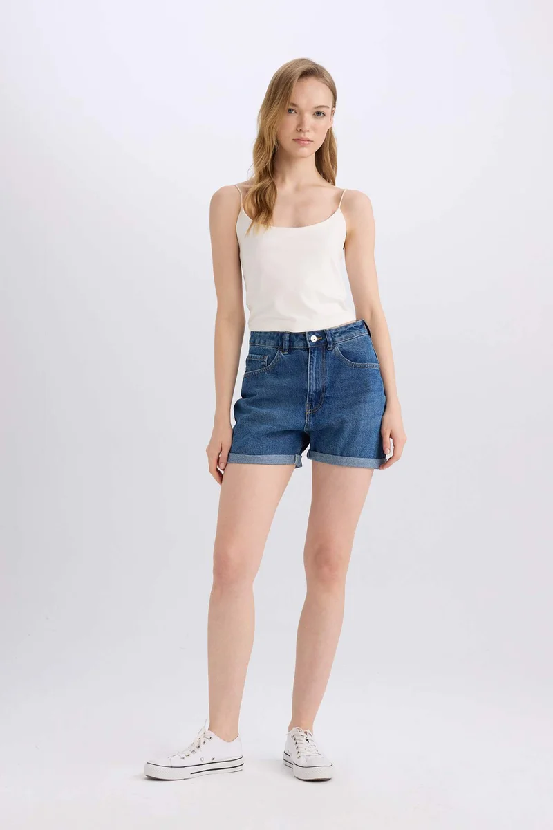 ديفاكتو Mom Fit High Waist Denim Shorts