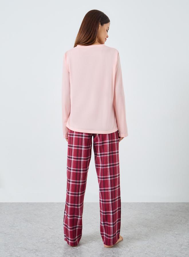 ستايلي طقم بيجاما من تيشيرت بأكمام طويلة وبنطال بنقشة مربعات - Image 5