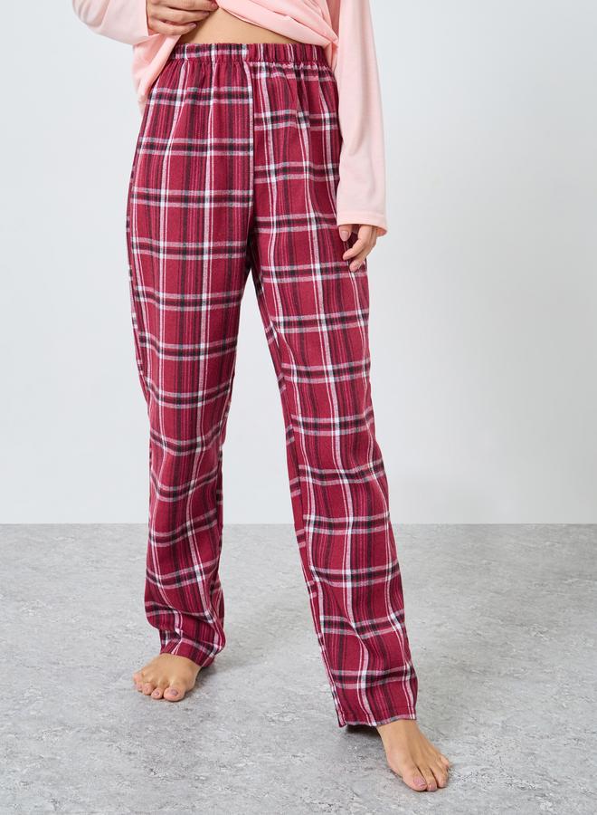 ستايلي طقم بيجاما من تيشيرت بأكمام طويلة وبنطال بنقشة مربعات - Image 4