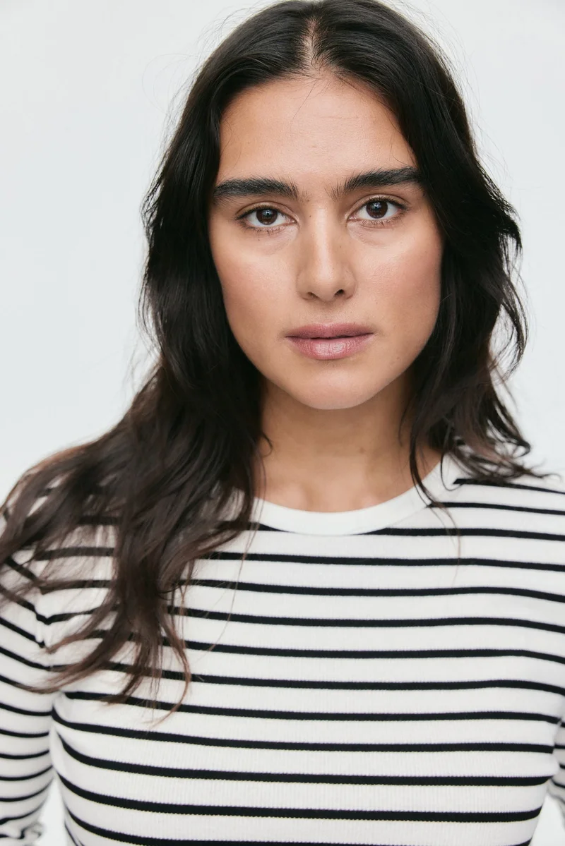 اتش اند ام بلوزة قطنية مضلعة