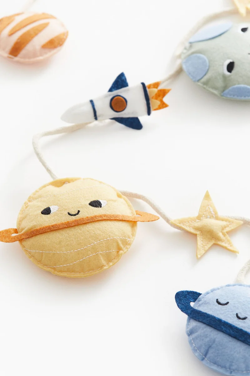 H&M Space garland