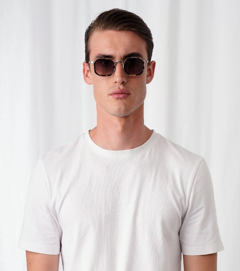  اكسبليست باوتس نظارات شمسية أنيقة من ليكس للجنسين فضي وسلحفاة بتدرج رمادي - Image 3