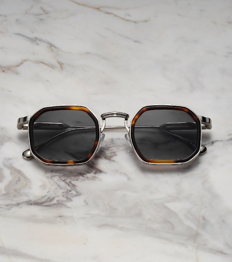  اكسبليست باوتس نظارات شمسية أنيقة من ليكس للجنسين فضي وسلحفاة بتدرج رمادي - Image 2