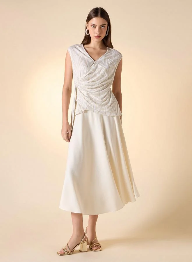 ايكونيك تنورة ميدي إيه لاين بارزة الملمس مع تفاصيل رباط من آيكونيك