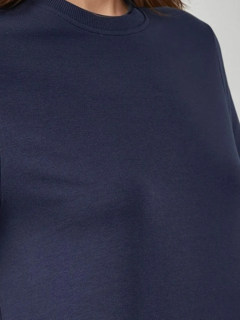 زوبعة فستان ميدي أساسي بأكمام قصيرة ورقبة دائرية من مجموعة بوسم