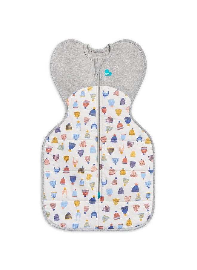 لاف تو دريم بطانية Love to Dream Swaddle UP الدافئة 2.5 TOG، قبعات بيضاء سعيدة، صغيرة، من 8 إلى 13 رطلاً، نوم أفضل بشكل كبير، تسمح للطفل بالنوم في وضعية رفع الذراعين المفضلة لتهدئة نفسه، ملاءمة محكمة تهدئ من ردود الفعل المفاجئة  - Image 1