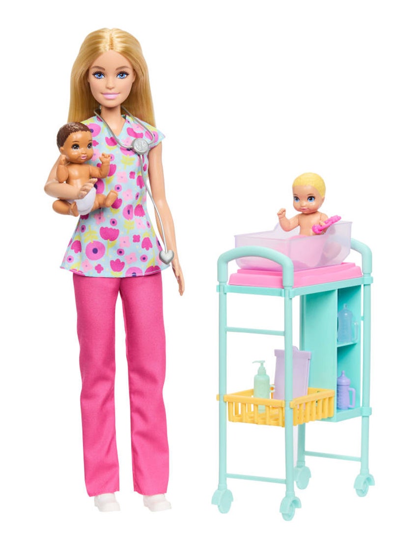 Barbie مجموعة ألعاب طبيب الأطفال مع دمية باربي الشقراء التي ترتدي زي الطبيب، 2 دمى أطفال، طاولة فحص وإكسسوارات - Image 1