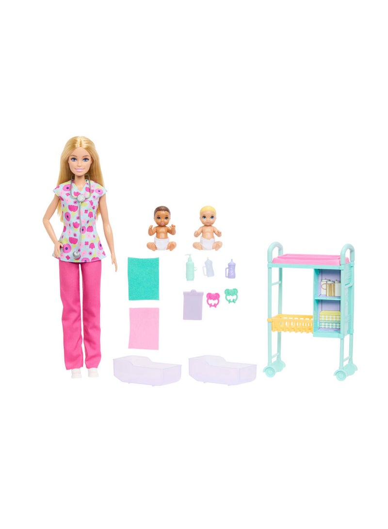 Barbie مجموعة ألعاب طبيب الأطفال مع دمية باربي الشقراء التي ترتدي زي الطبيب، 2 دمى أطفال، طاولة فحص وإكسسوارات - Image 4