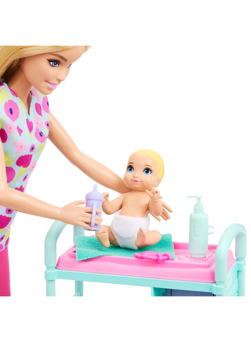 Barbie مجموعة ألعاب طبيب الأطفال مع دمية باربي الشقراء التي ترتدي زي الطبيب، 2 دمى أطفال، طاولة فحص وإكسسوارات - Image 2