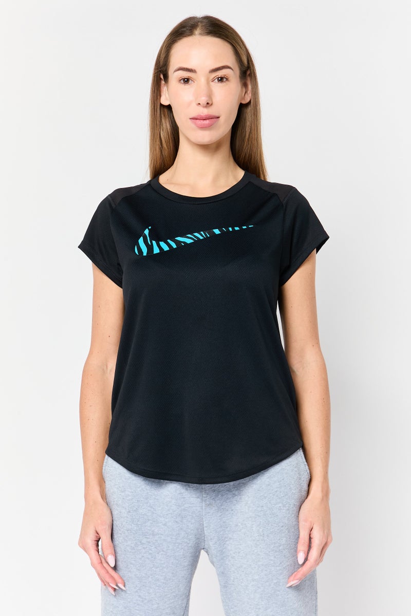 Nike تي شيرت جري للنساء بقصة قياسية بأكمام قصيرة، أسود - Image 1