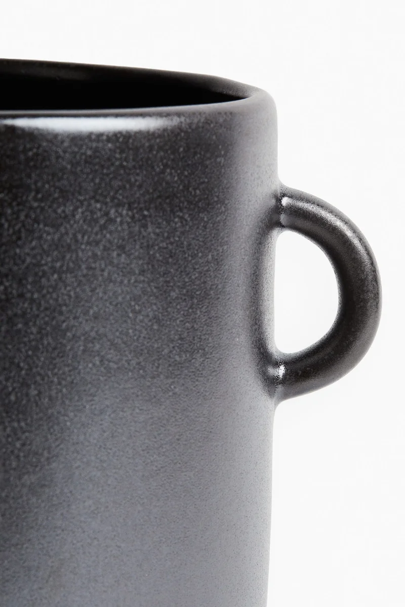 اتش اند ام حامل أواني مصنوع من الفخار