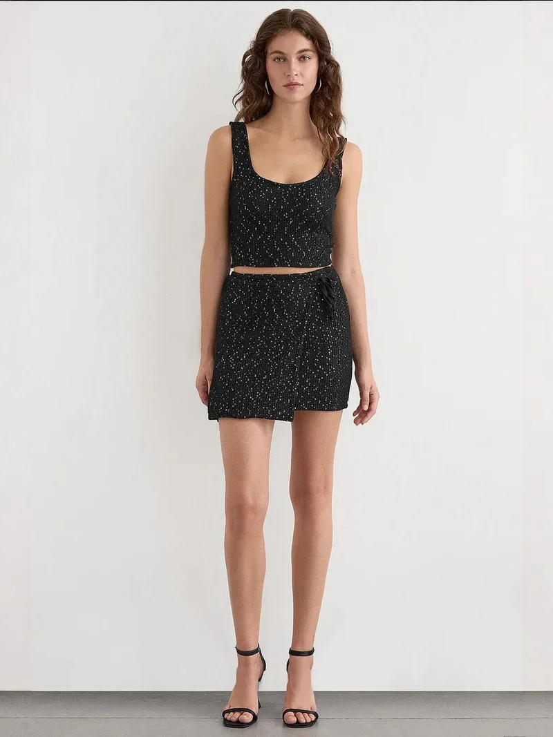 زوبعة تنورة ملفوفة محبوكة بالترتر بحزام وحافة سلسة