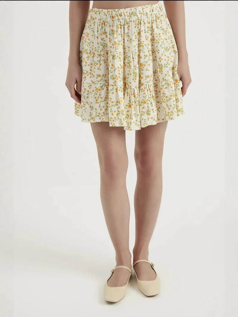 زوبعة تنورة قصيرة بطيات وخصر مرتفع مطاطي بنقشة الزهور