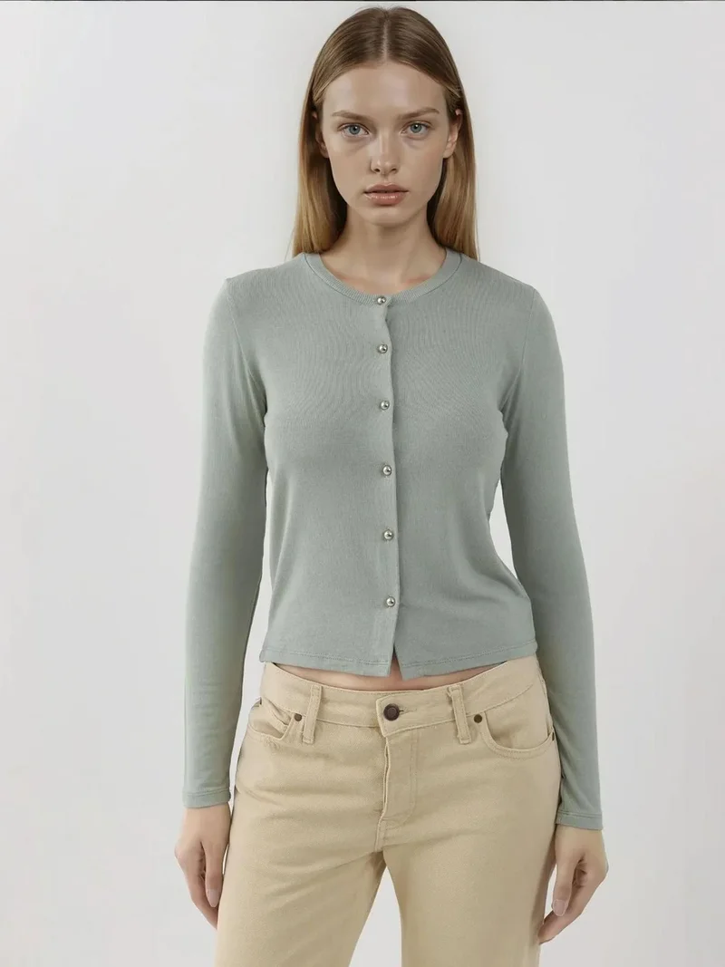 هيكاب بلوزة بأزرار وياقة مستديرة وأكمام طويلة من مجموعة بوسم