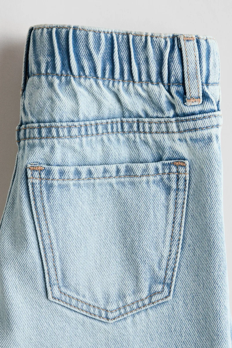 اتش اند ام بنطلون جينز بأرجل واسعة وتفاصيل مطبوعة