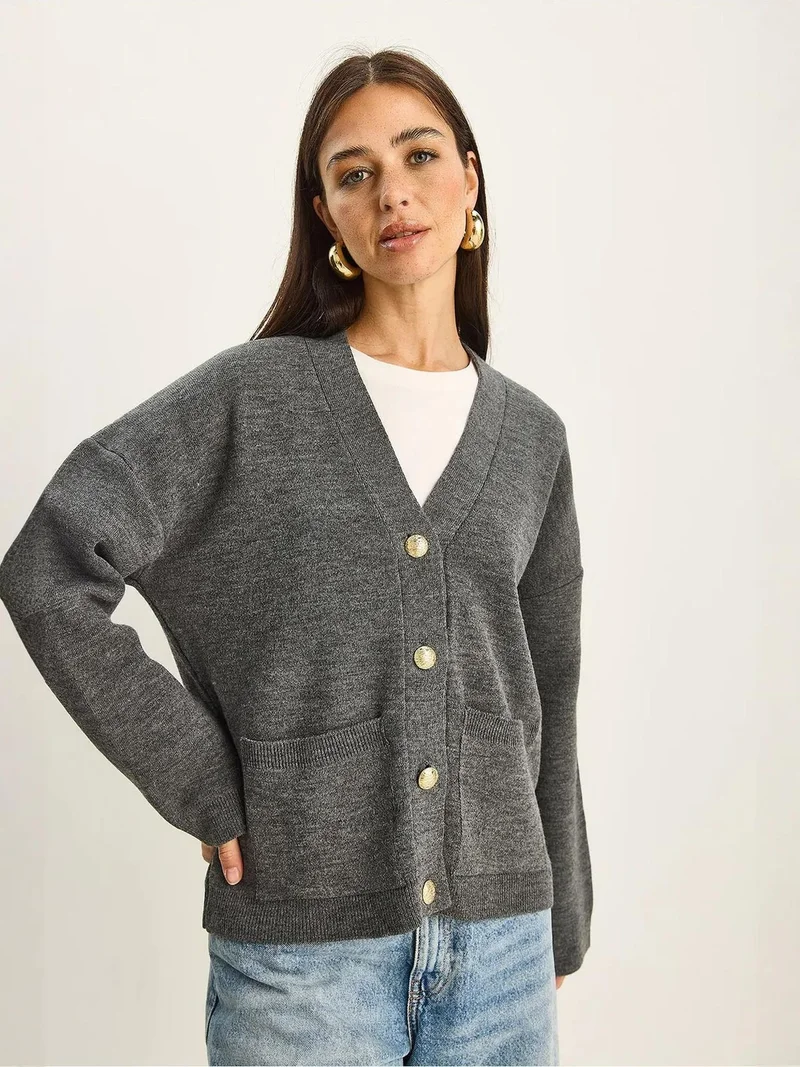 بيانكو لوتشي كارديجان برقبة على شكل  ونسيج مضلع سميك بأزرار من لوتشي