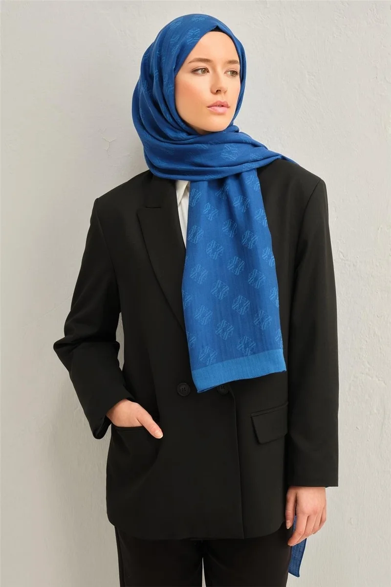 ARMINE شال بنقش شعار بسيط من تنسل الحرير