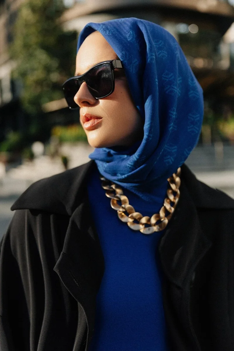 ARMINE شال بنقش شعار بسيط من تنسل الحرير