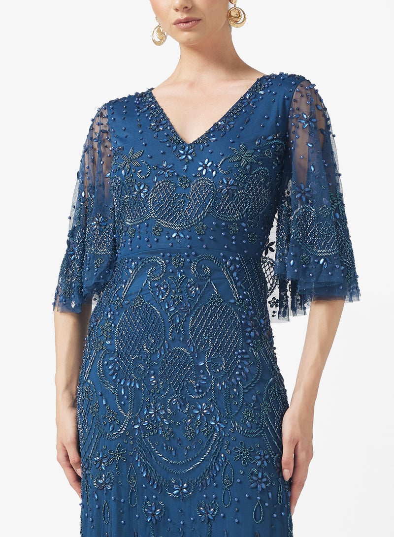 اميليا روز فستان ماكسي بأكمام واسعة وياقة على شكل حرف  مزين بالترتر - Image 3