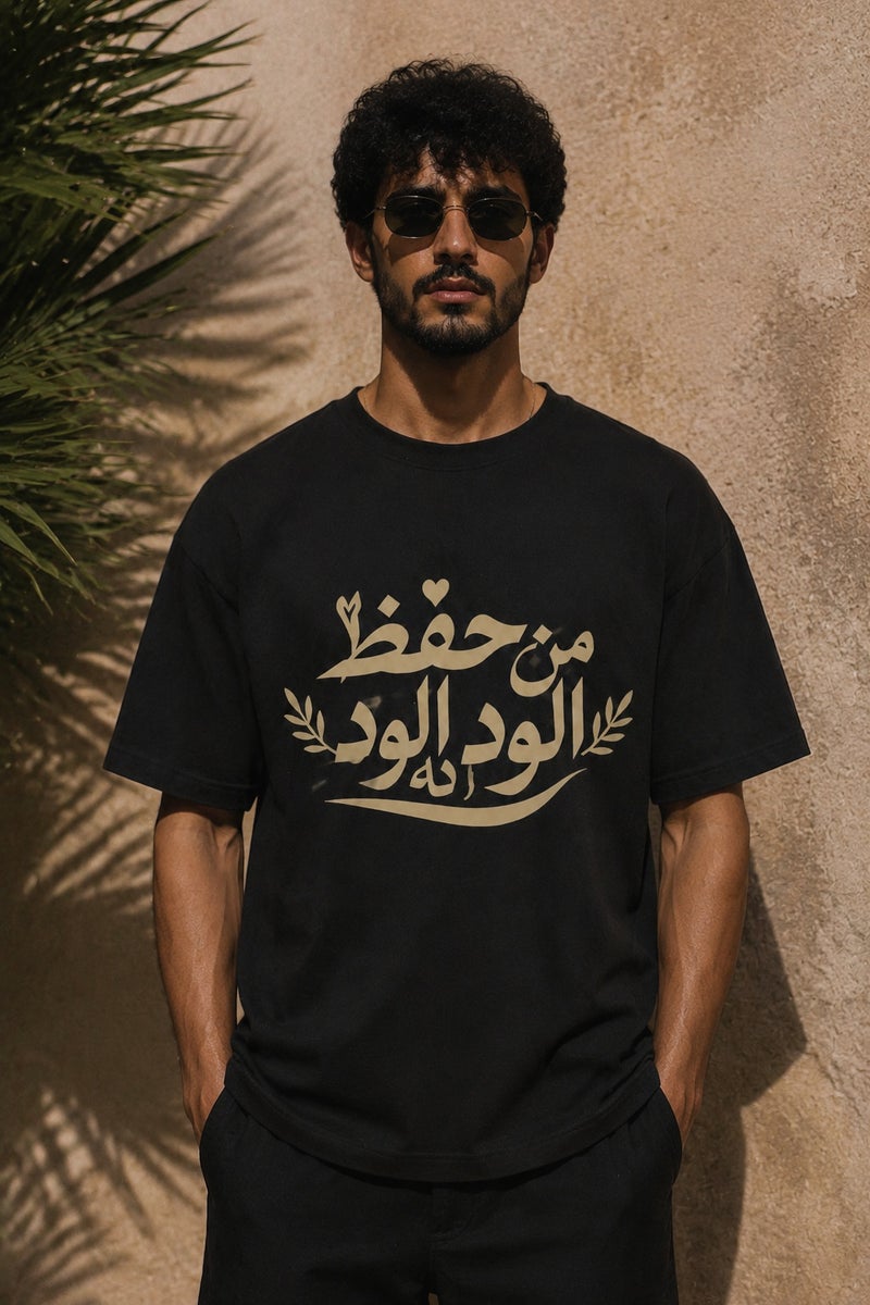 تي شيرت رجالي أسود بطبعة خط عربي وقصة واسعة تصميم كاجوال عصري بأكمام قصيرة وياقة دائرية - Image 2