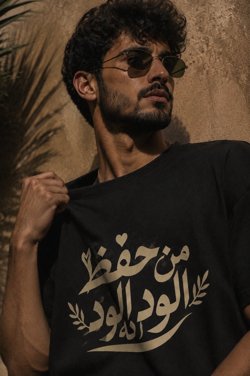 تي شيرت رجالي أسود بطبعة خط عربي وقصة واسعة تصميم كاجوال عصري بأكمام قصيرة وياقة دائرية - Image 5