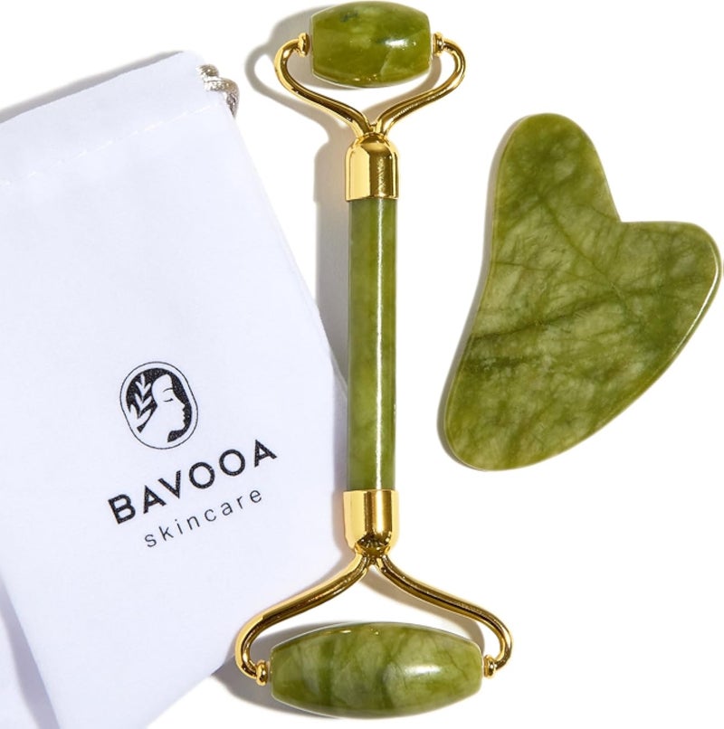 مجموعة أدوات تدليك الوجه من R.E.M Spring Jade Roller and Gua Sha - مجموعة أدوات تدليك الوجه من فئة المنتجعات الصحية، تتضمن بكرة تدليك وأداة تدليك غوا شا. مصنوعة من حجر اليشم الأصلي 100%. تقلل الانتفاخ والتجاعيد وتكشف عن إشراقة بشرتك الطبيعية.