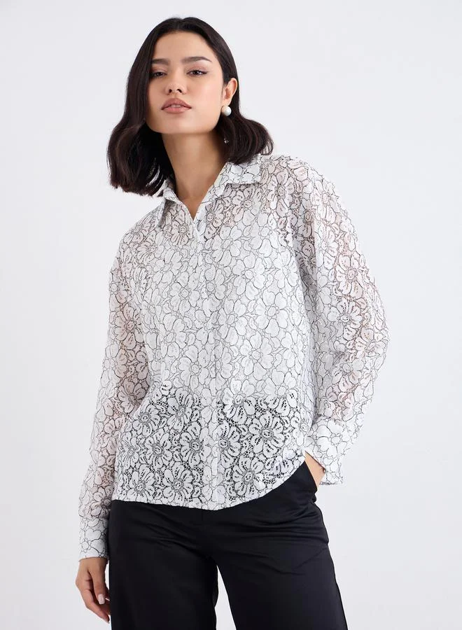 ستايلي بلوزة بتفاصيل دانتيل مع شريط أزرار