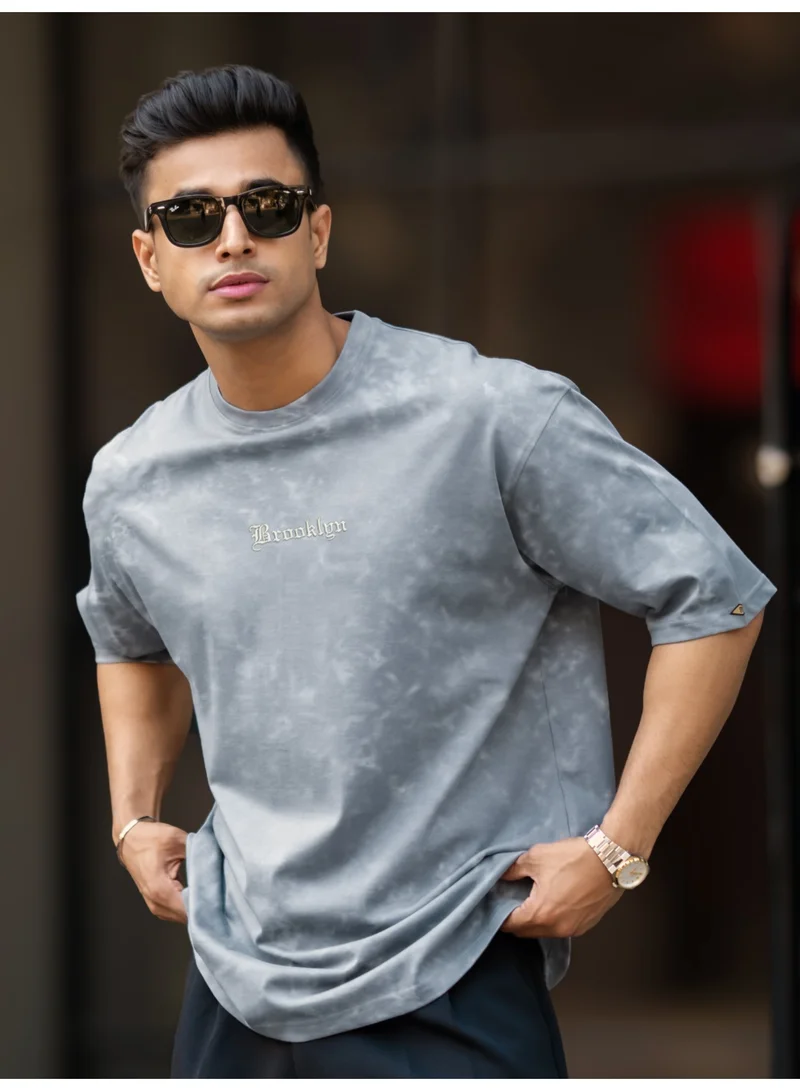 مانياك تيشيرت قطن رجالي مانياك غسيل حمضي مطبوع بروكلين بياقة دائرية وأكمام ثلاثة أرباع رمادي فاتح