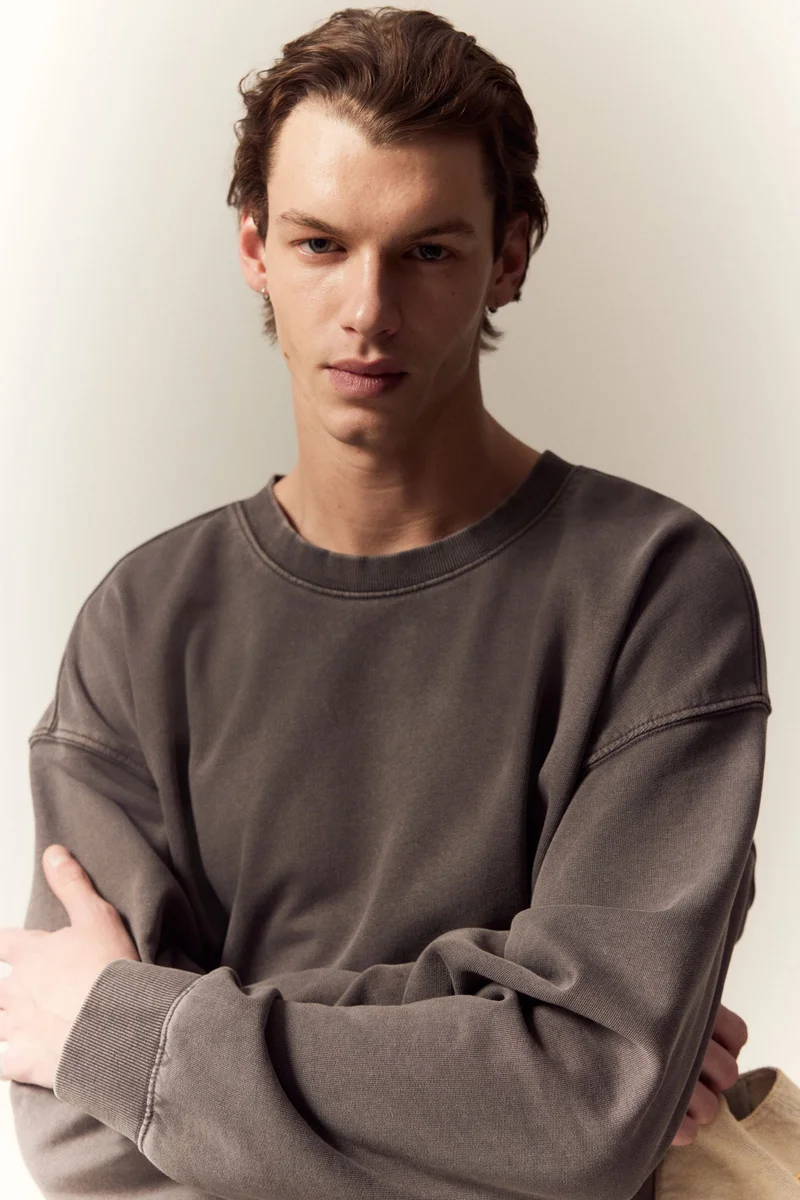 اتش اند ام سويت شيرت مكحوت بقصّة فضفاضة