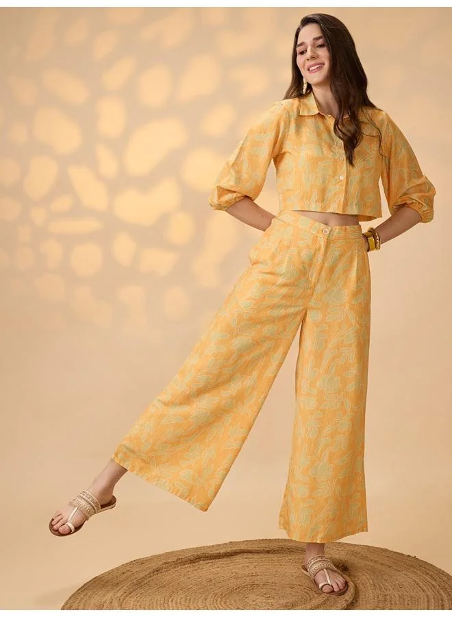 جلو باص طقم نسائي بلوزة قصيرة بطبعات زهور وأكمام أسقف وياقة، مع بنطلون بالازو