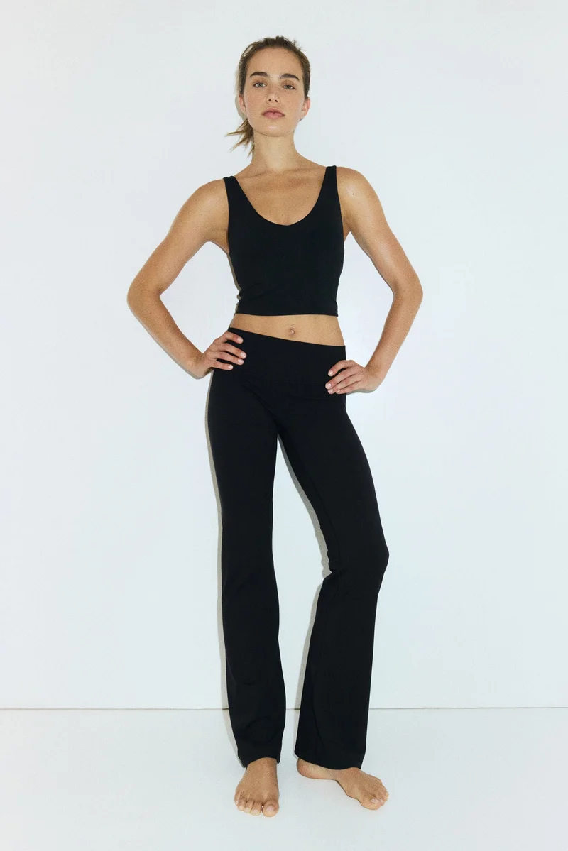 اتش اند ام بلوزة رياضية قصيرة من نسيج سوفت موف